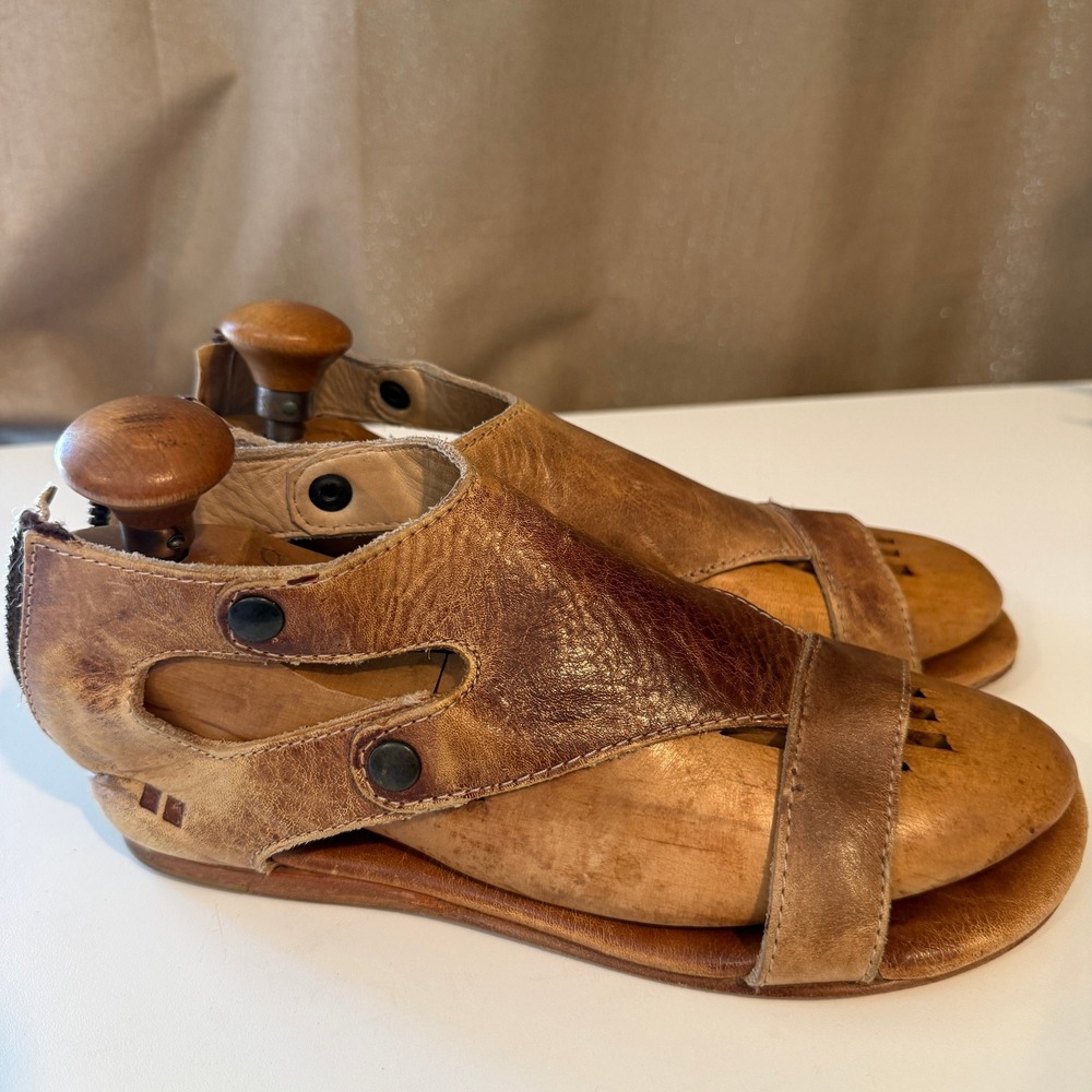 Bed Stu Tan Leather Gladiator Flat Sandals Rear Zip Cutout Studded Womens 7.0